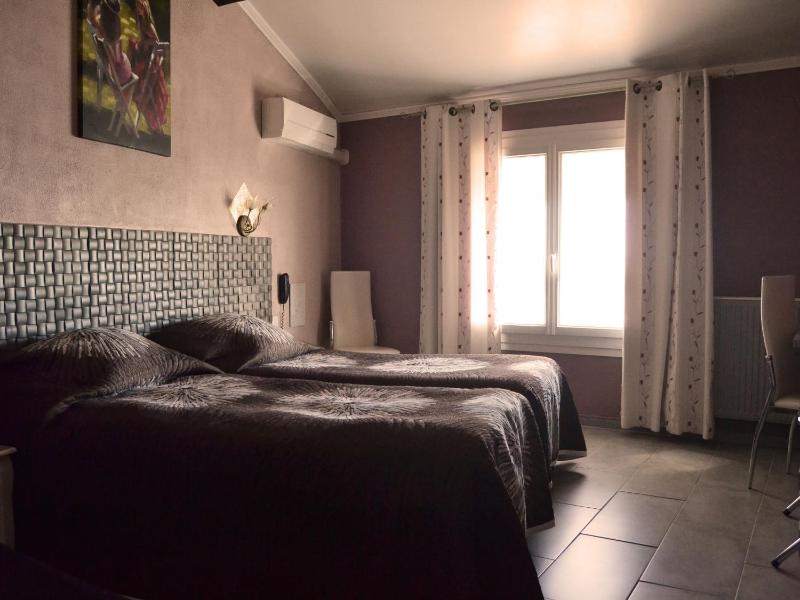 Premium Twin Room with bathroom, balcony and sea view image 3