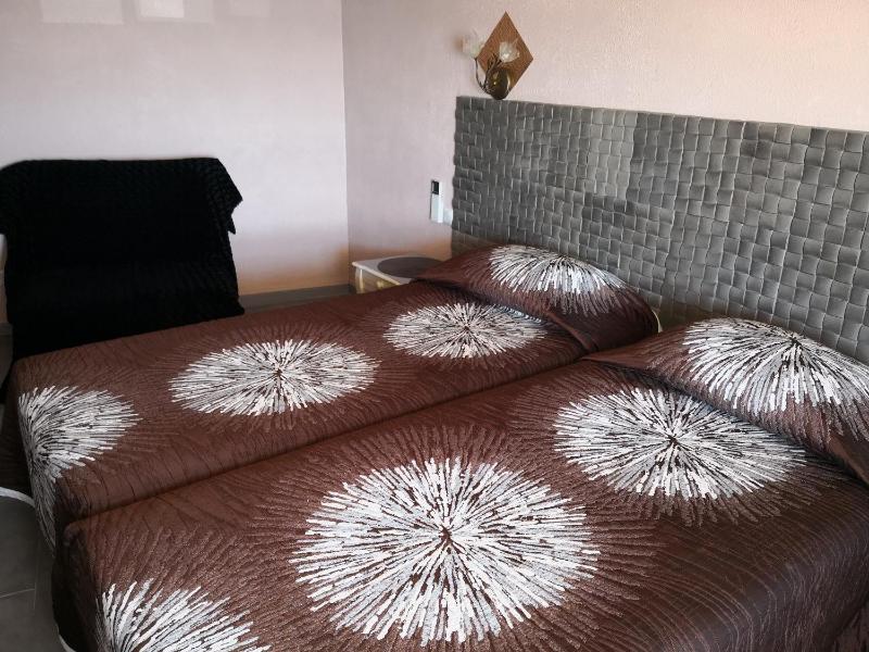 Premiim Twin Room with bathroom and Sea View image 4