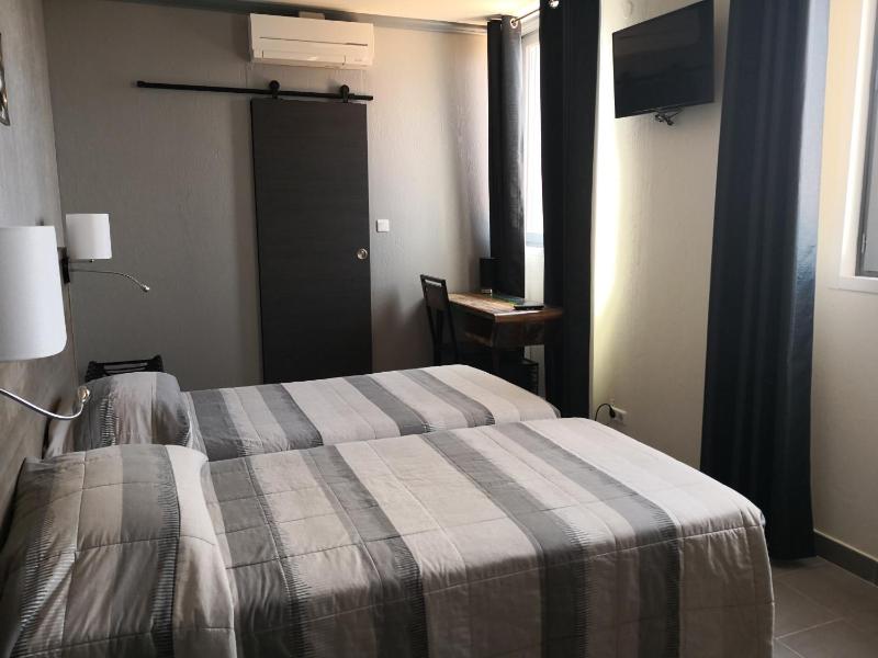 Confort double room with bathroom and city view image 4
