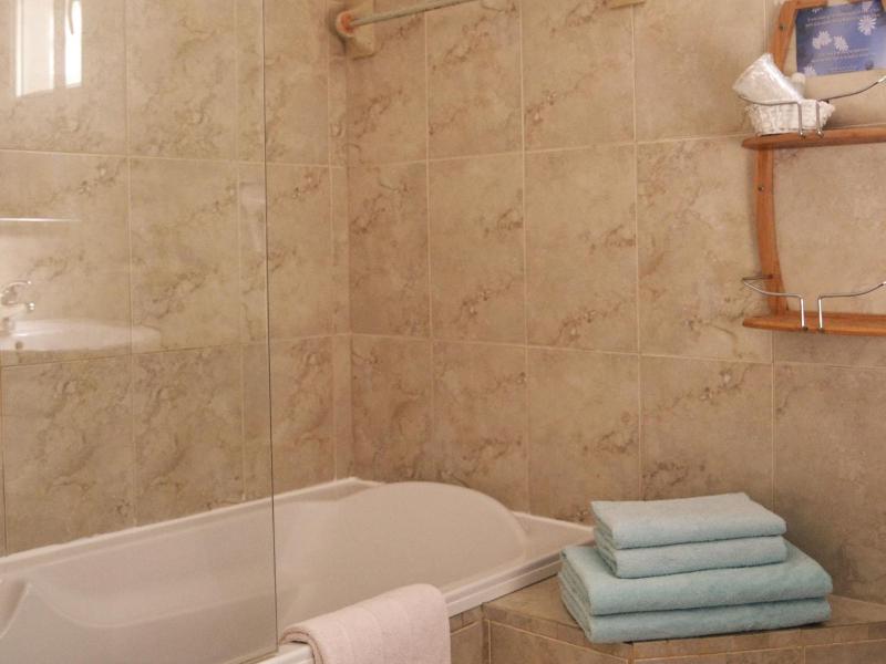 Premium Twin Room with bathroom, balcony and sea view image 4