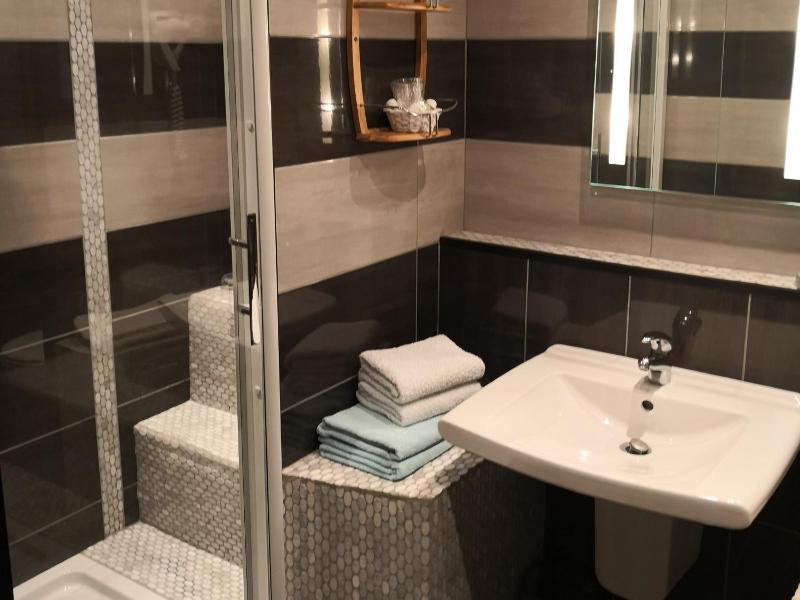 Standard Triple Room with bathroom and terrace image 4