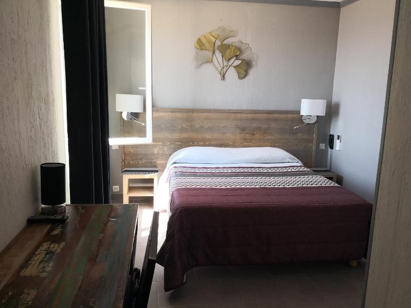 premium Double Room with bathroom and sea view image 4
