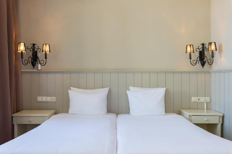 Deluxe Room image 4