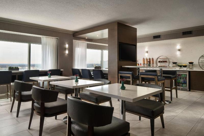 Standard Room - Concierge Level image 4