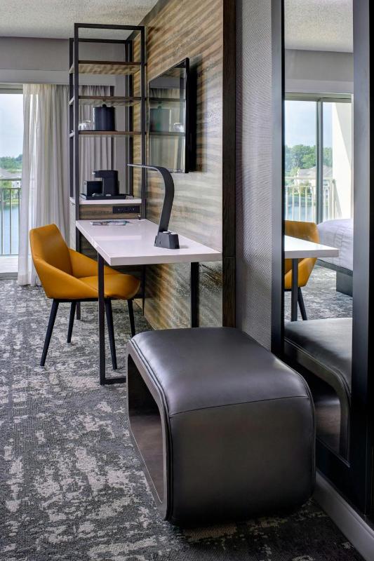 Guest room, 2 Queen, Lake view, Balcony image 3