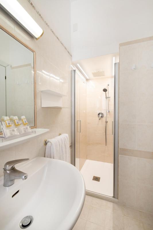 Double or Twin Room image 4