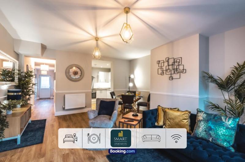 2 Bedroom Apartments By Smart Apartments Short Lets & Serviced Accommodation Apartment Southampton With Free WiFi - image 1