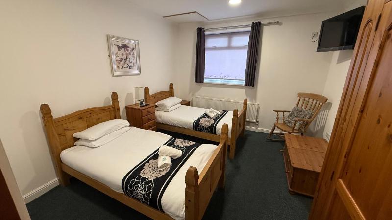 Standard Twin Room image 1