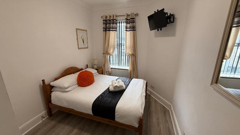 Standard Double Room with Shared Bathroom image 1