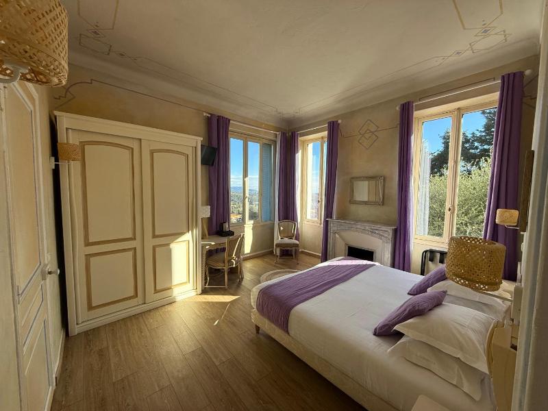 Large double room with balcony and panoramic view image 1