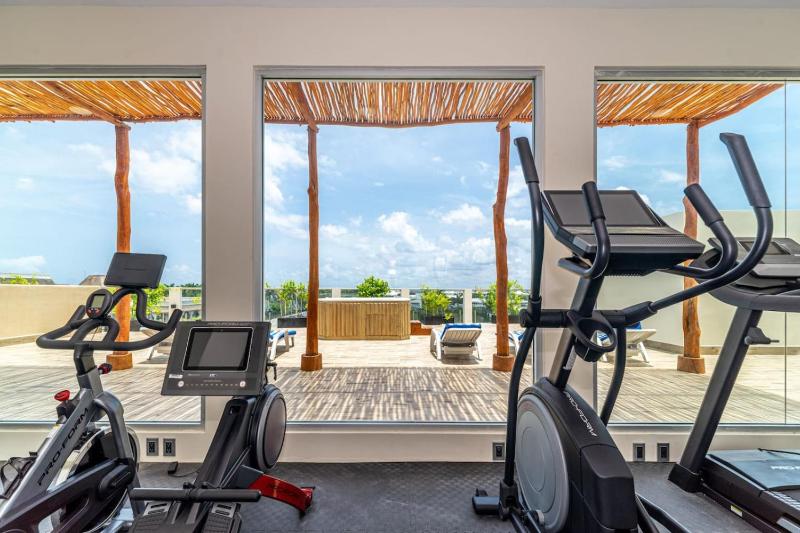 2 BD Suite with Balcony Gym Rooftop Pool - image 28