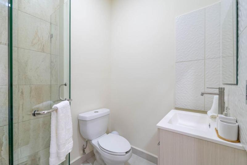 2 BD Suite with Balcony Gym Rooftop Pool - image 6