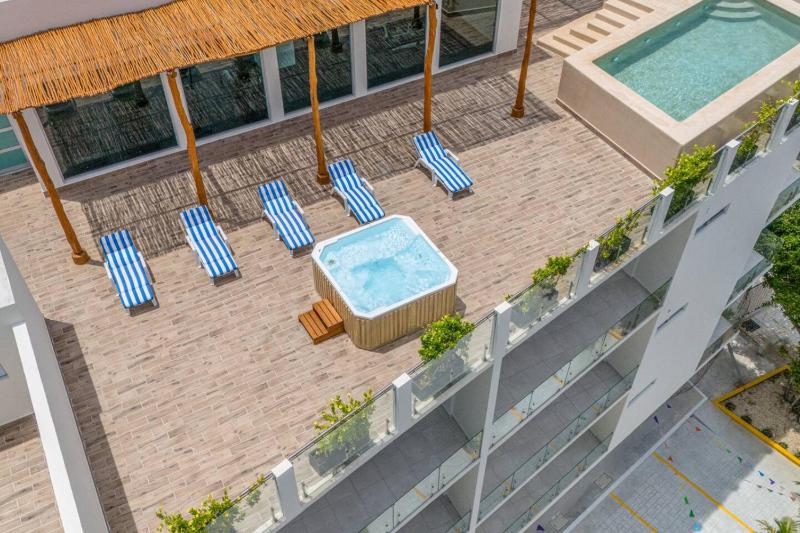 2 BD Suite with Balcony Gym Rooftop Pool - image 21
