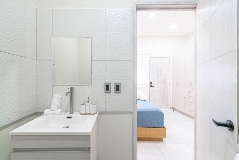 2 BD Suite with Balcony Gym Rooftop Pool - image 17
