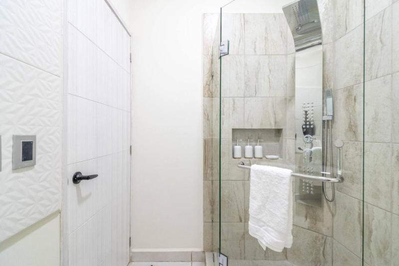 2 BD Suite with Balcony Gym Rooftop Pool - image 33