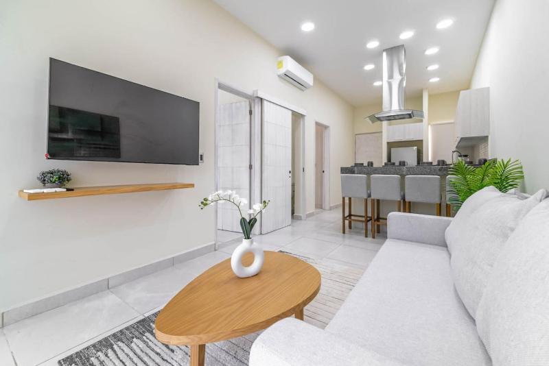 2 BD Suite with Balcony Gym Rooftop Pool - image 37