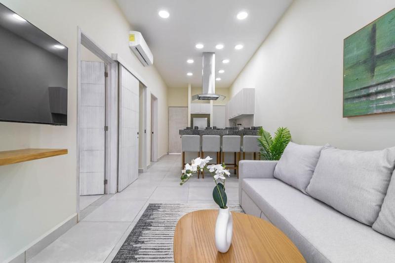 2 BD Suite with Balcony Gym Rooftop Pool - image 46