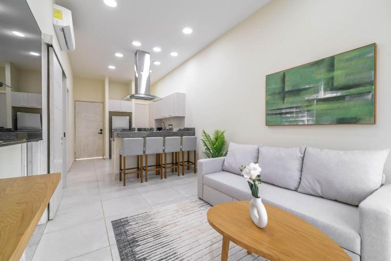 2 BD Suite with Balcony Gym Rooftop Pool - image 26