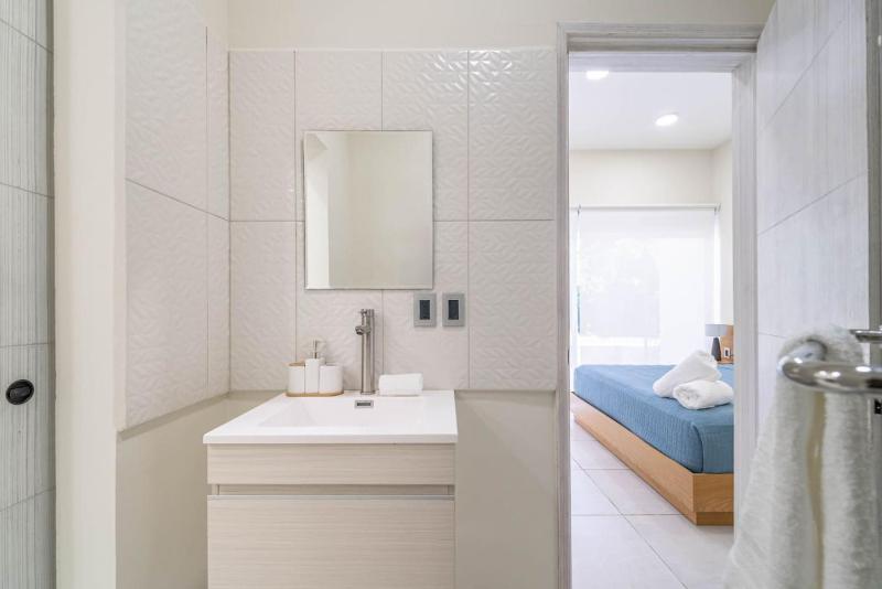 2 BD Suite with Balcony Gym Rooftop Pool - image 32