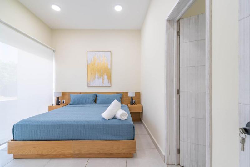 2 BD Suite with Balcony Gym Rooftop Pool - image 43
