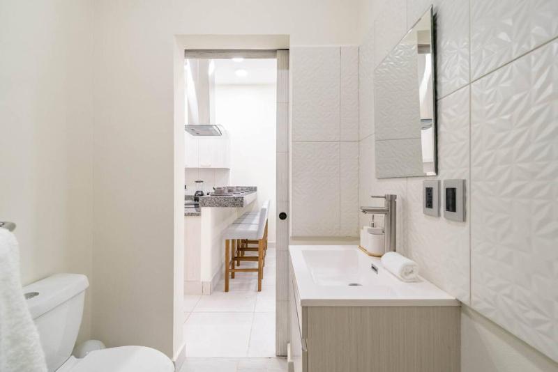 2 BD Suite with Balcony Gym Rooftop Pool - image 15