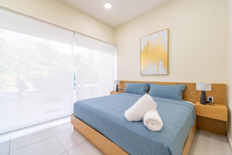 2 BD Suite with Balcony Gym Rooftop Pool - image 11