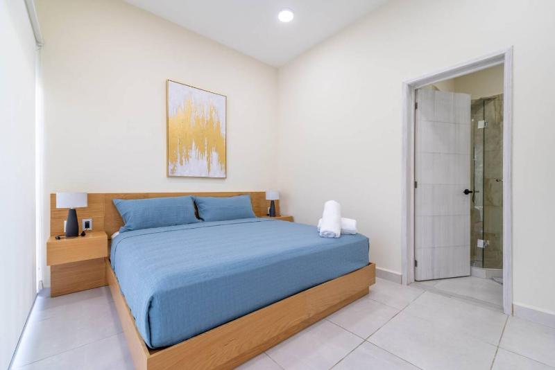 2 BD Suite with Balcony Gym Rooftop Pool - image 34