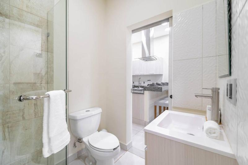 2 BD Suite with Balcony Gym Rooftop Pool - image 12