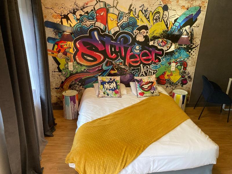 Standard Double Room image 4