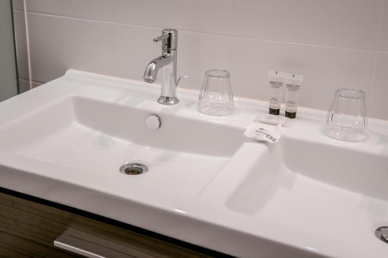 Deluxe Double Room with Bath image 4
