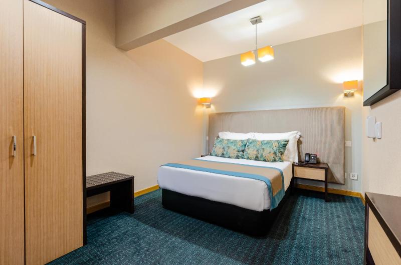 Double or Twin Room image 4