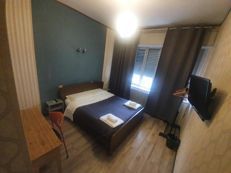 Double Room image 4
