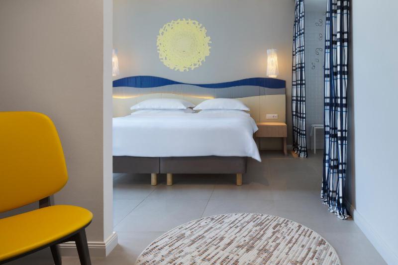 Standard Double Room with Balcony image 3