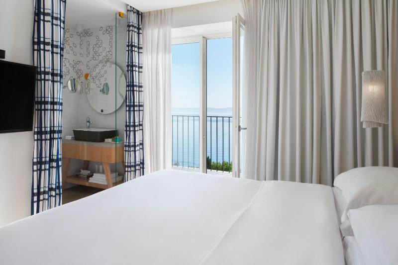 Standard Double Room with Balcony and Sea View image 3