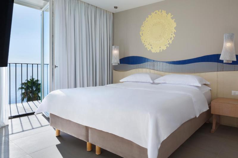 Standard Double Room with Balcony and Sea View image 1