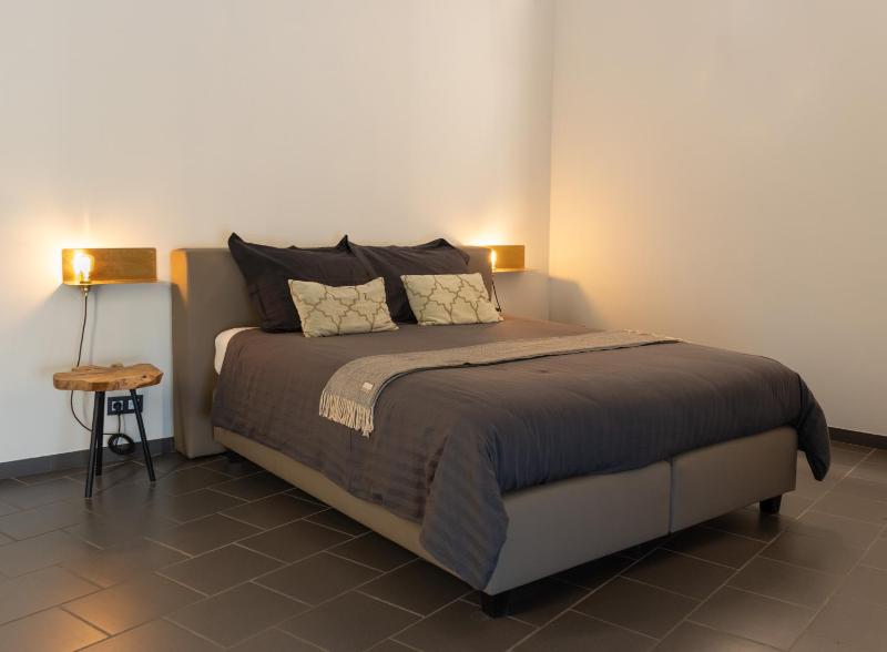 Family Room image 3