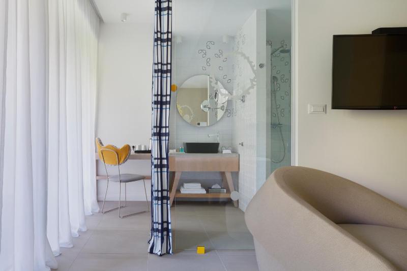 Superior Double Room with Balcony image 3