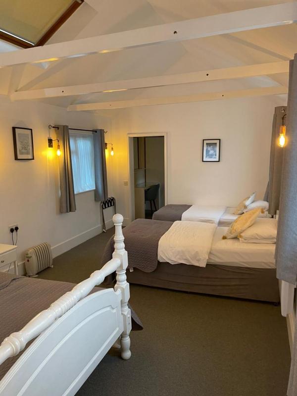 Twin Room image 4