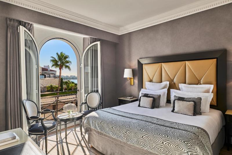 Deluxe Room with partial sea view image 1