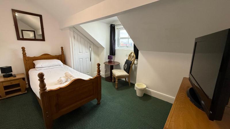 Single Room with Shared Bathroom image 1