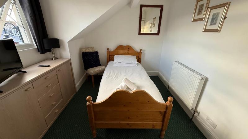 Single Room with Shared Bathroom image 3