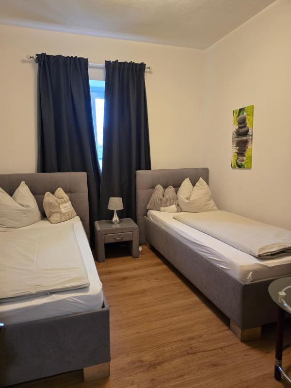Twin Room image 3