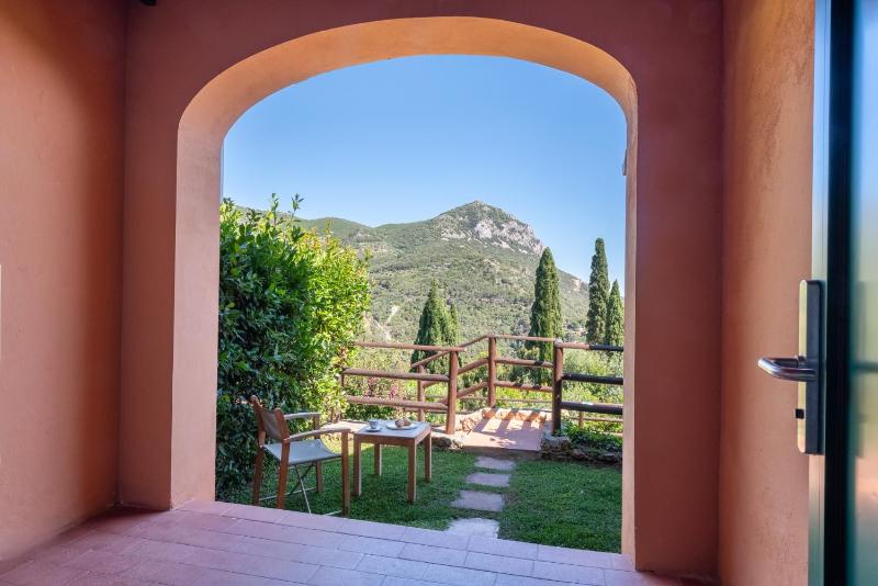 Double Room with Balcony image 3