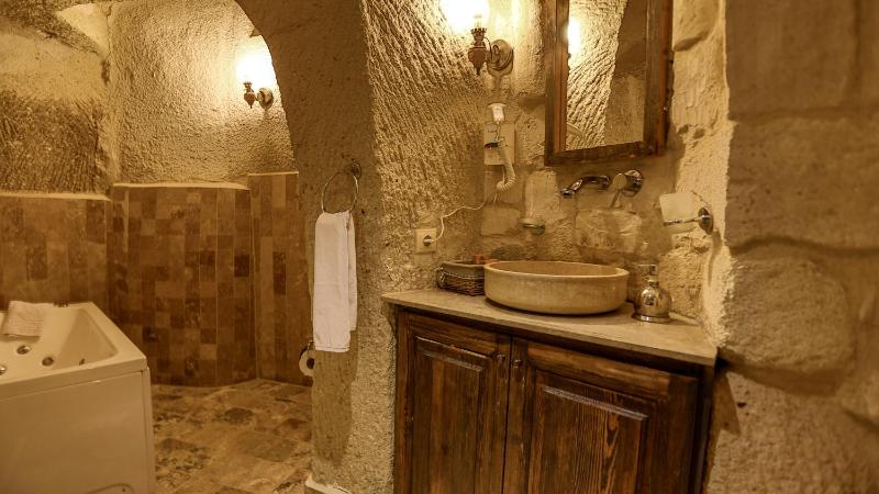 Deluxe Cave Family Suite image 4
