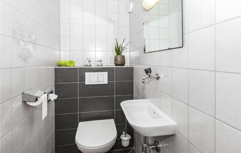 One-Bedroom Apartment image 2