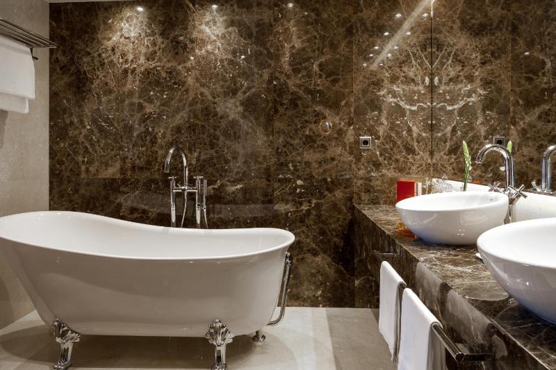 Suite - The Wellington Club  image 2