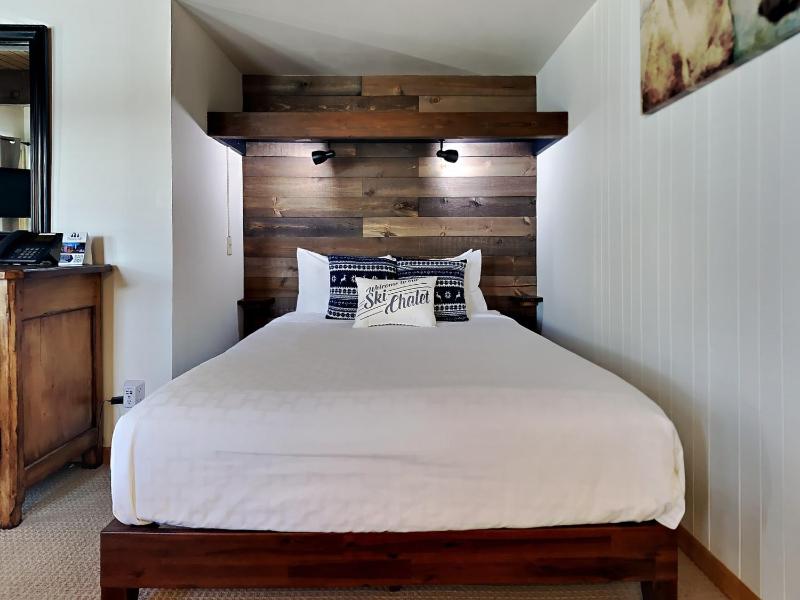 Timberline Condominiums Studio Deluxe Unit 118 - image 3