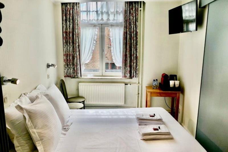 Double Room with Private Bathroom image 1
