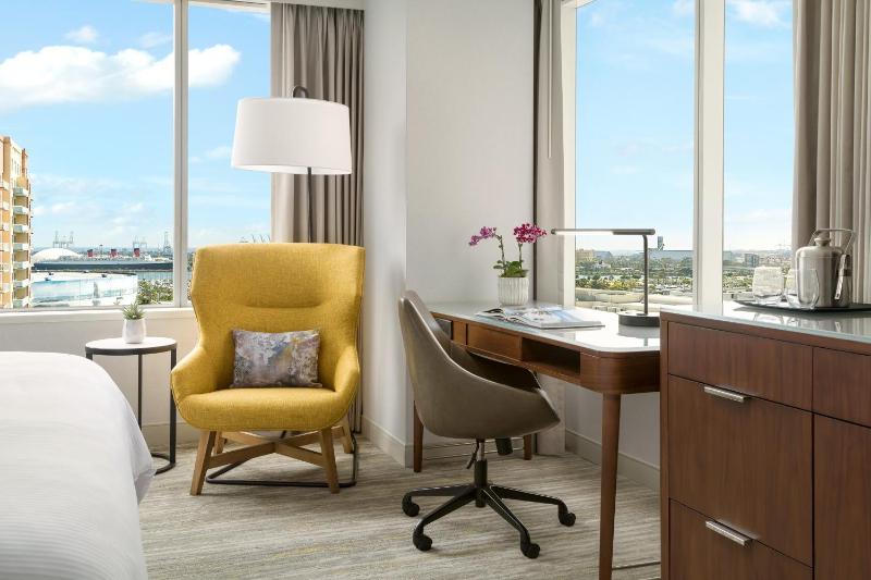 Guest Room, 1 King image 3