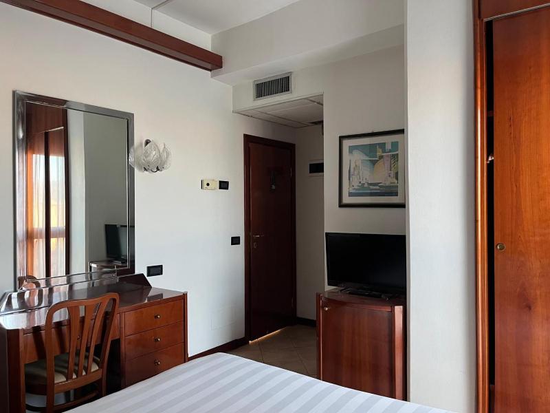 Small Double Room image 3